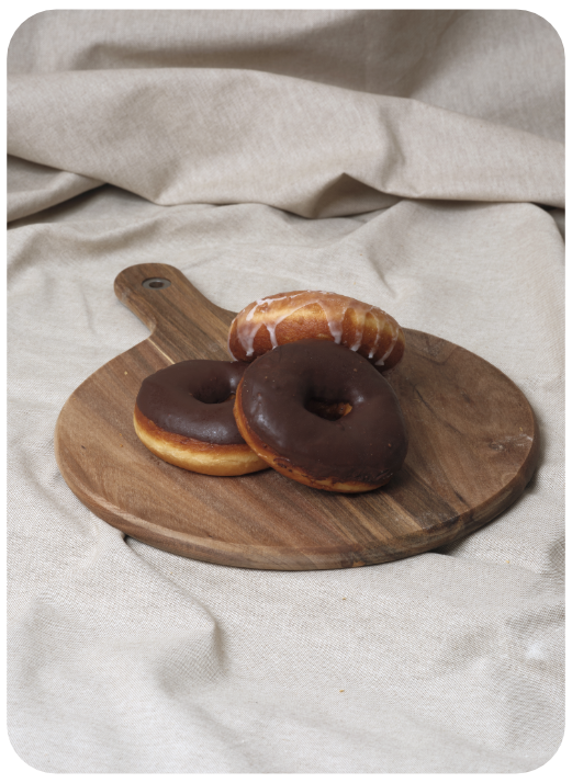 Donuts de chocolate y donut blanco
