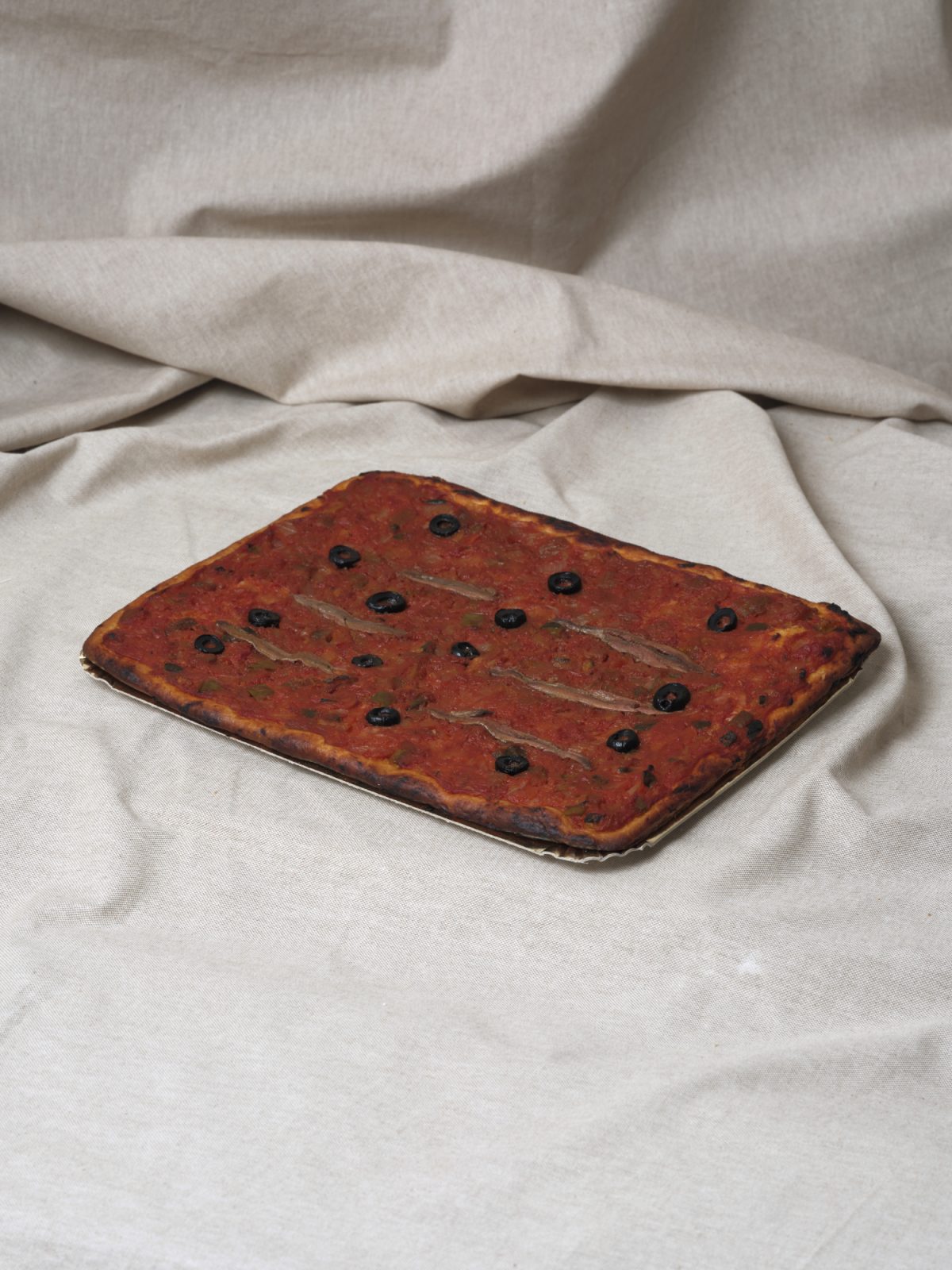 Coca de pisto y anchoas