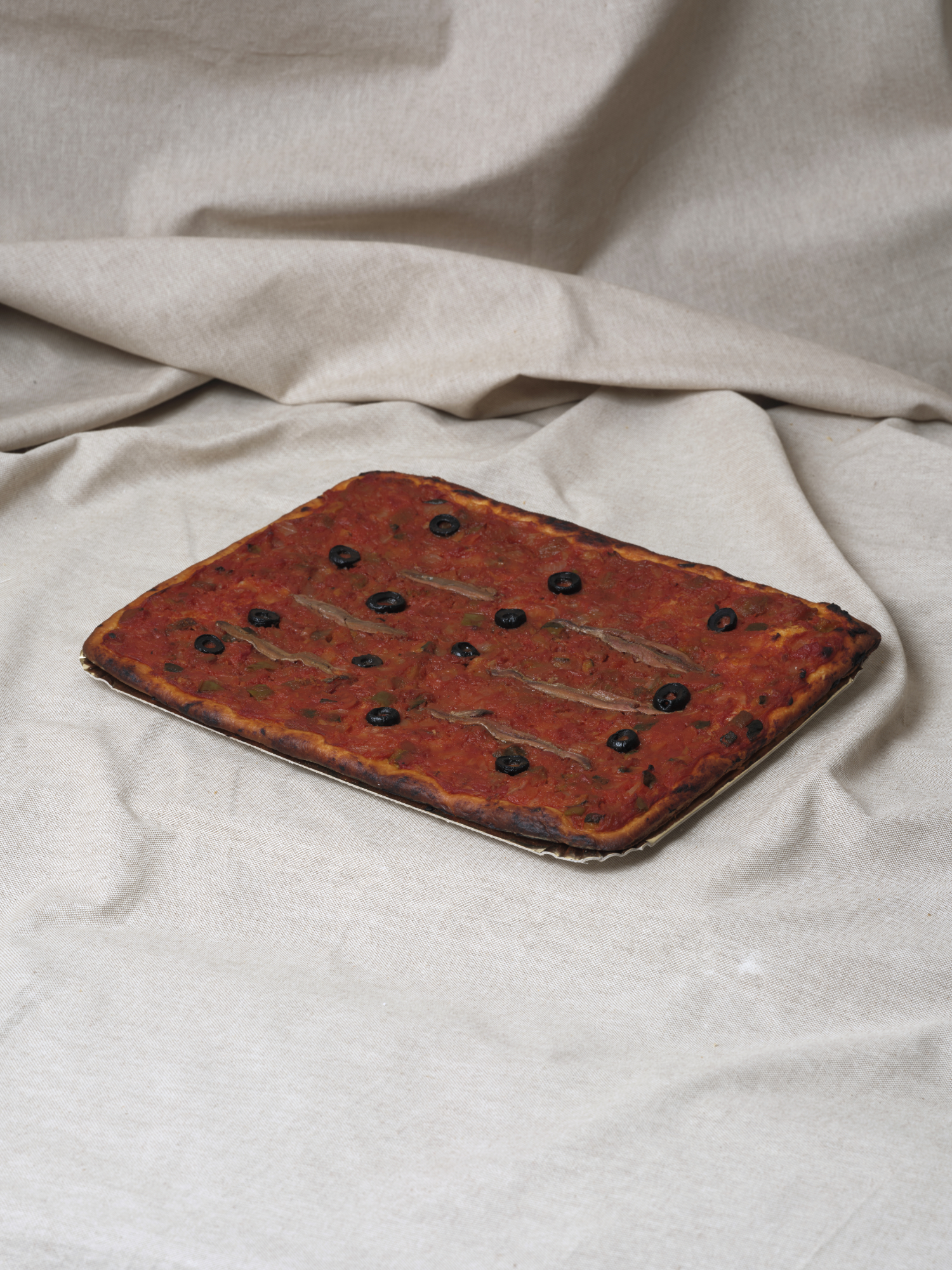 Coca de pisto y anchoas