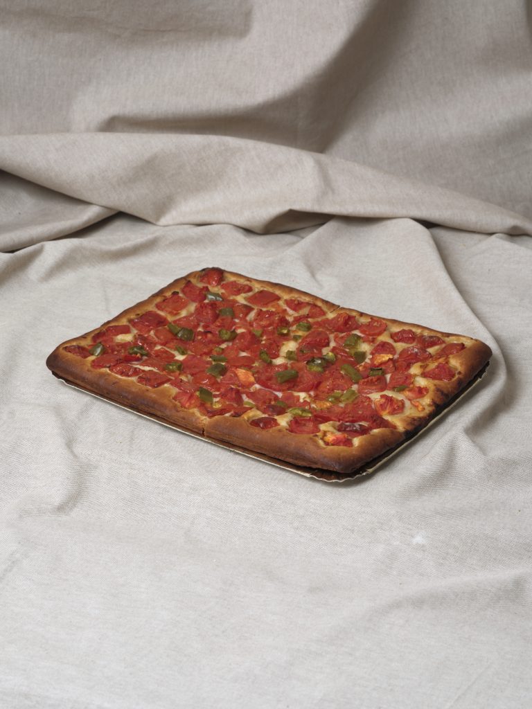 Coca de tomate y pimiento