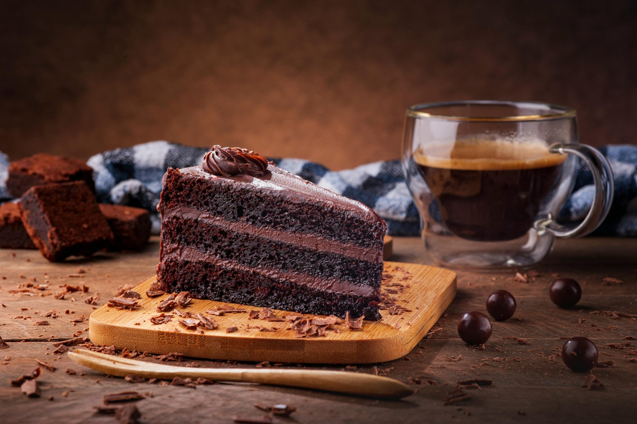 Porción de tarta de tres chocolates