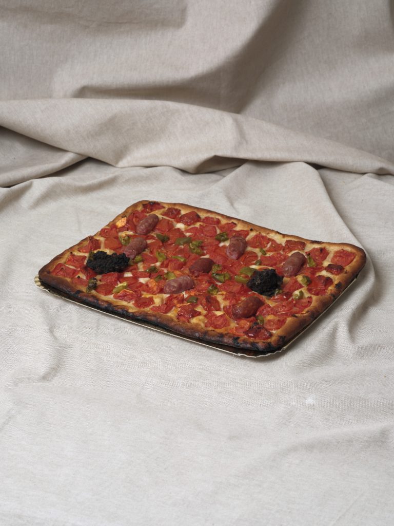 Coca de tomate y pimiento